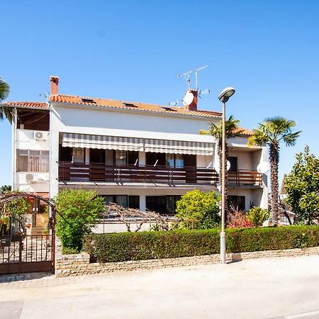 Apartment Nola By Rent Istria โปเรช ภายนอก รูปภาพ