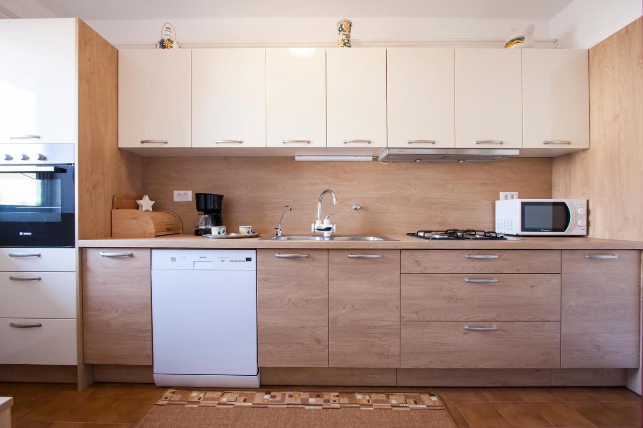 Apartment Nola By Rent Istria โปเรช ภายนอก รูปภาพ